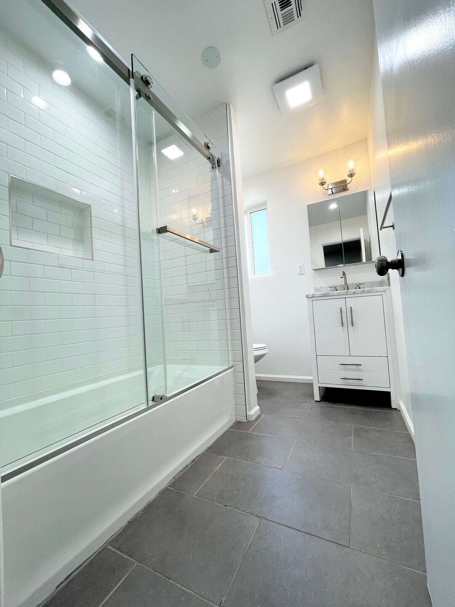 Main Bedroom en suite bathroom - 5457 Beck Ave