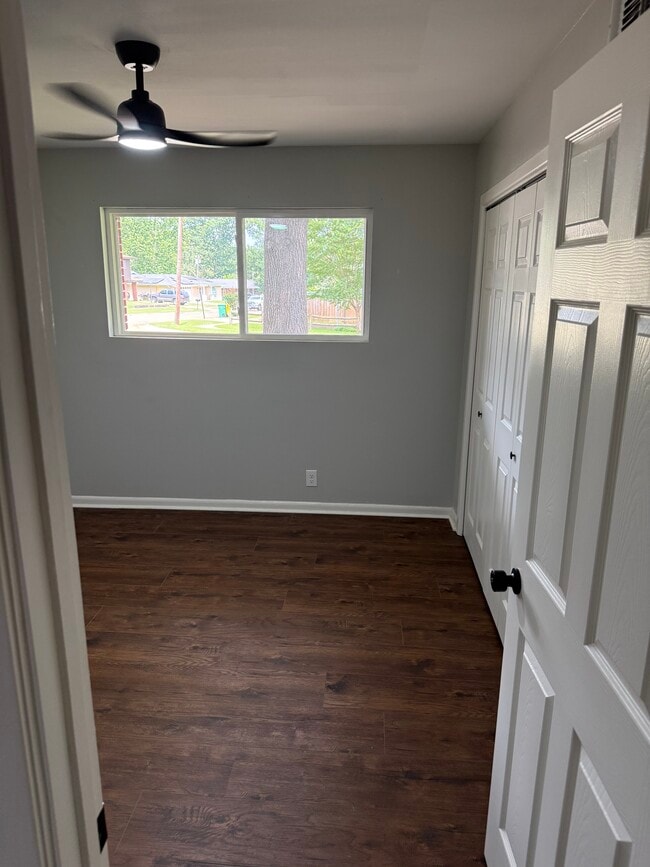 Building Photo - 3315 Robinhood Ln