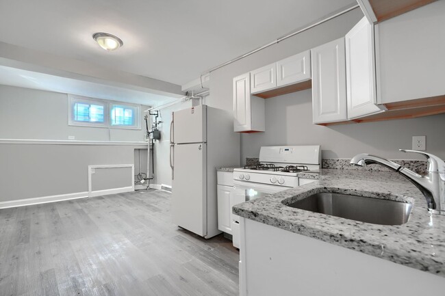 Building Photo - 1314 N Kenwood Ave