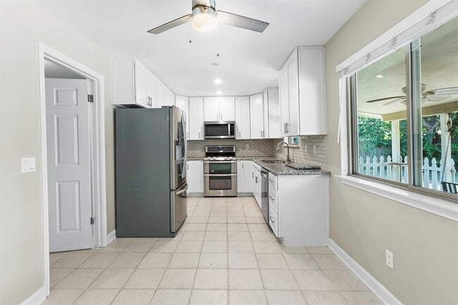 Building Photo - 2701 Peach Tree Ln