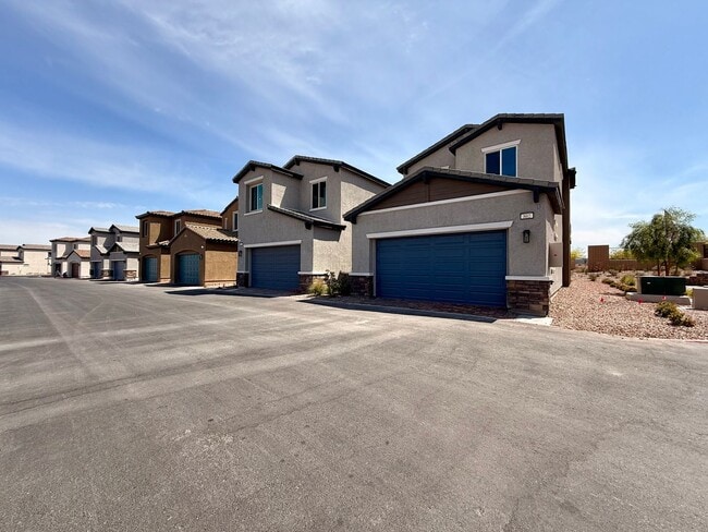 Building Photo - FULLY FURNISHED 3 BED 2.5 BATH 2 CAR GARAG...