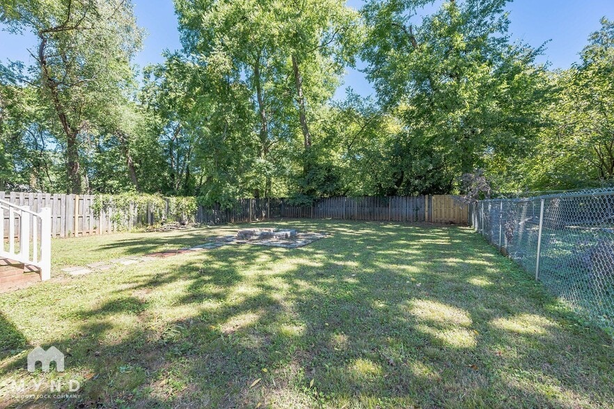 Building Photo - 902 Appleby St NW