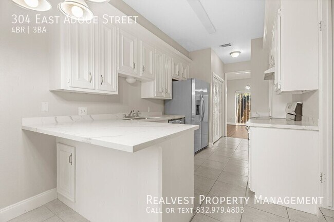 Building Photo - 304 E Adoue St