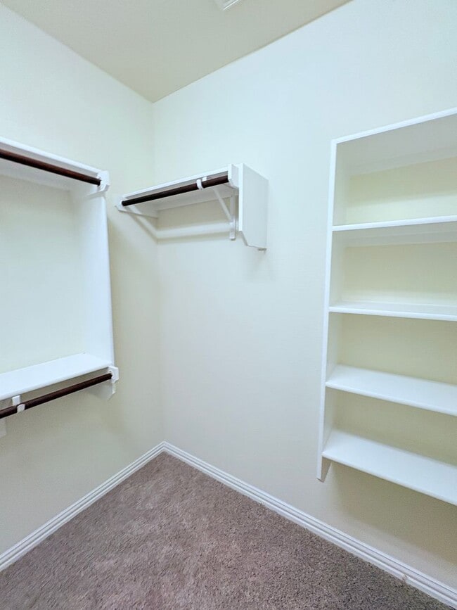 Building Photo - Large Home In Preston Village