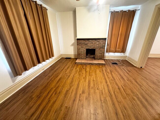 Building Photo - Welcome Home to 1101 Fredonia!