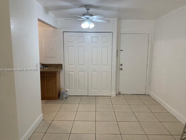 Building Photo - 8810 Fontainebleau Blvd