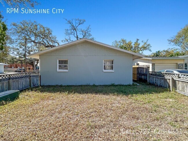 Building Photo - 2201 26th St S