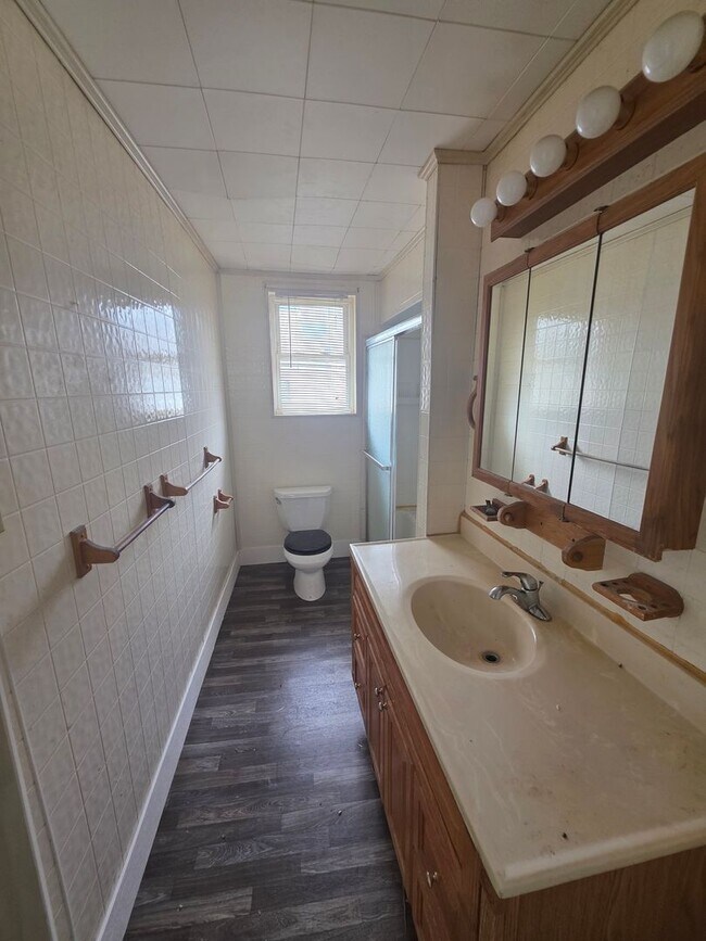 Building Photo - 2-bedroom, 1-bath home in New Brighton