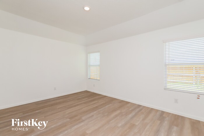 Building Photo - 10650 Vinateros Dr