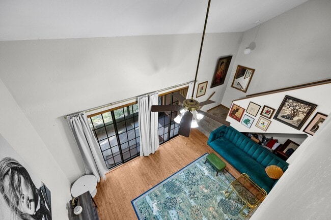 Building Photo - this well-maintained townhome features 2 bedrooms and 2 bathrooms