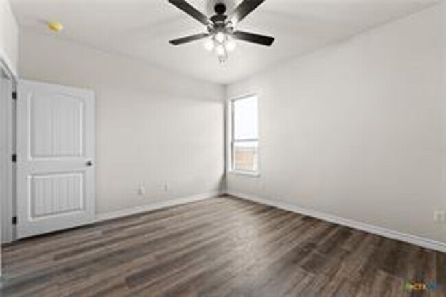 Building Photo - 121 Leon Ln