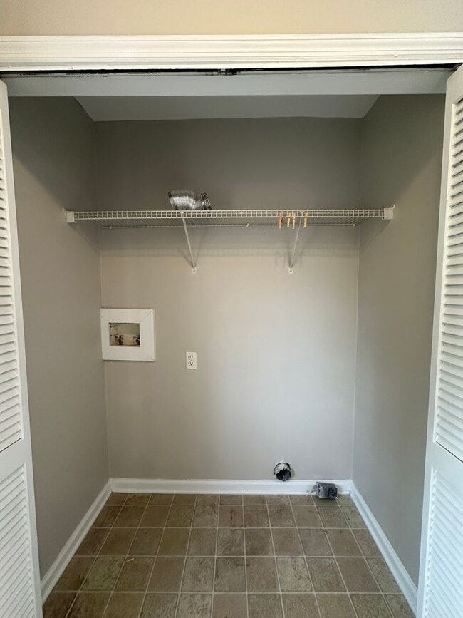 Building Photo - New Carpet and Fresh Paint!