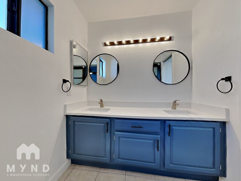 Building Photo - 370 S Pemberton Ave