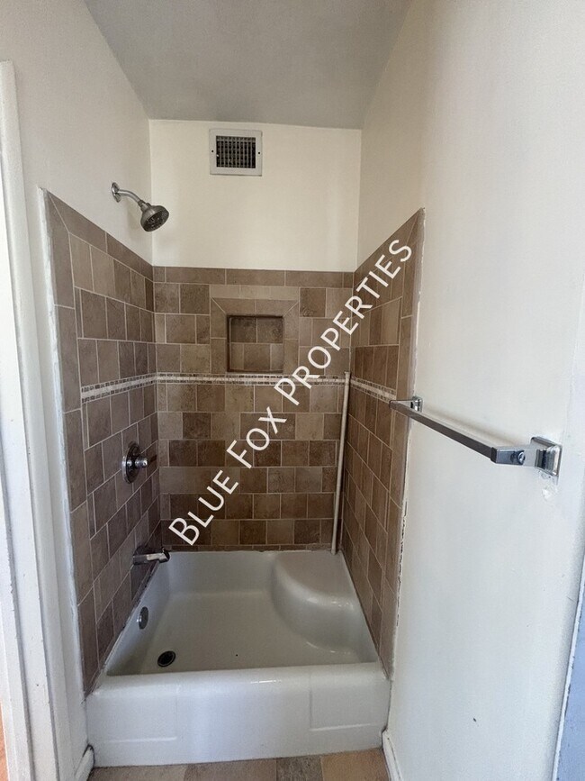 Building Photo - 925 E Adams St