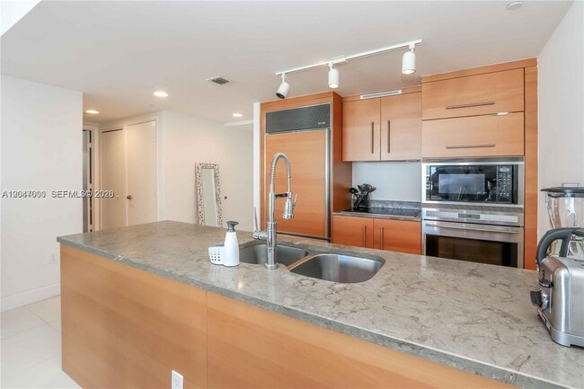 Building Photo - 475 Brickell Ave