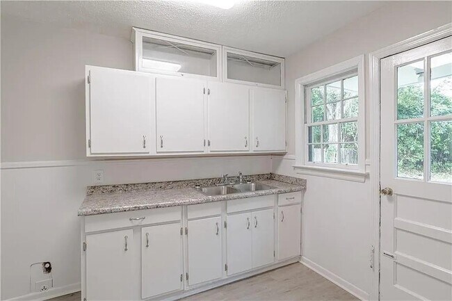 Building Photo - 2403 S Octavia Dr