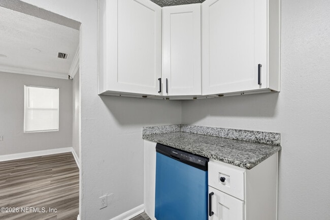 Building Photo - 2002 St Clair St