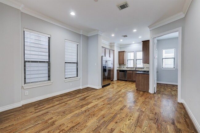 Building Photo - 3245 Maxroy St