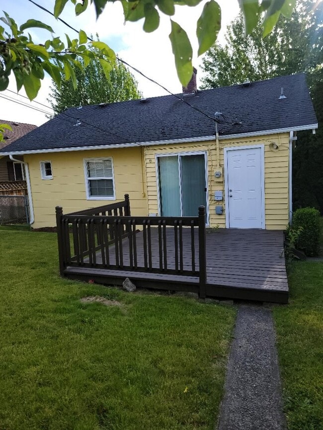 Building Photo - 2 Bedroom House in South Tacoma w Detached garage