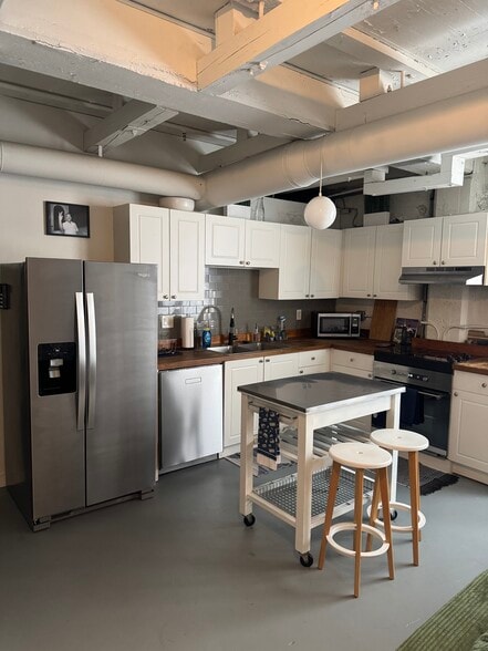 All stainless steel appliances in kitchen - 244 Peters St SW