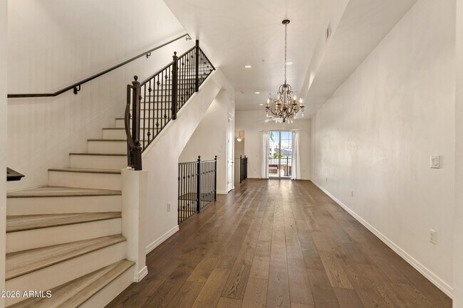 Building Photo - 421 W 6th St