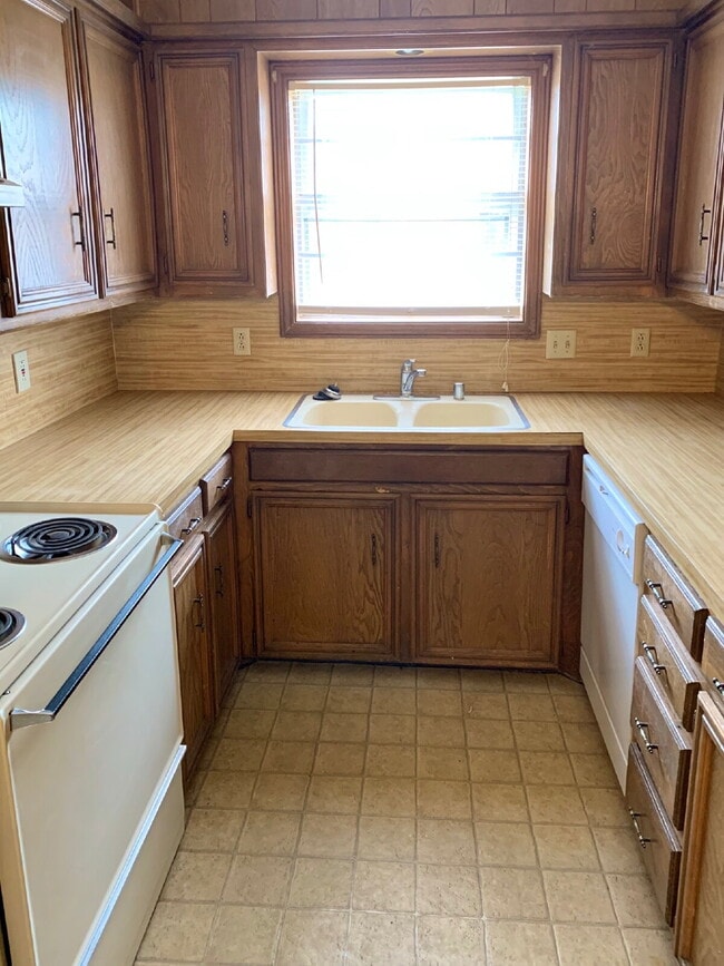 Building Photo - 2 Bedroom, 1 Bathroom Duplex