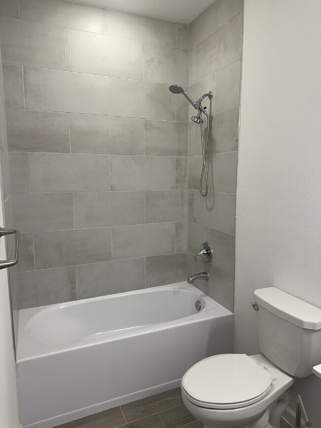 Building Photo - "Spacious 4-Bed Oasis with Granite Finishes & Guest Suite in Jacksonville!"