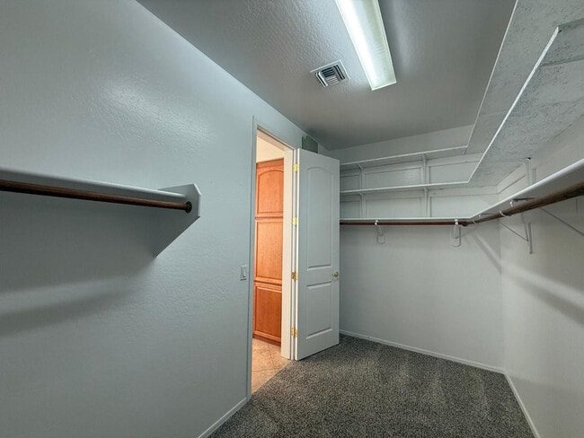 Building Photo - 906 W Glenmere Dr