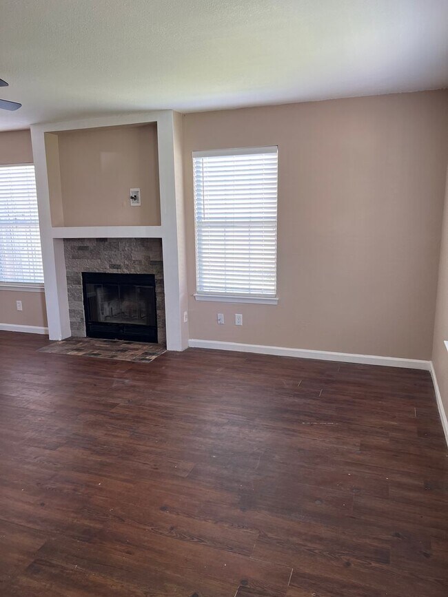 Building Photo - Affordable  2 Story Home 3 Bedroom 2.5 Bat...