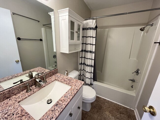 Building Photo - COMING SOON! 2 Bedroom Duplex Close to MTS...