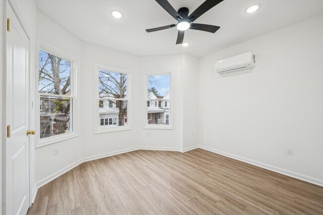 Building Photo - 2553 S Dewey St