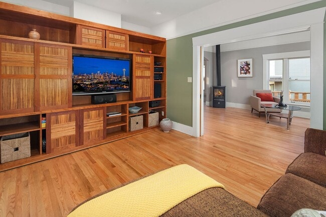 Building Photo - 3bd/2ba Seattle Home