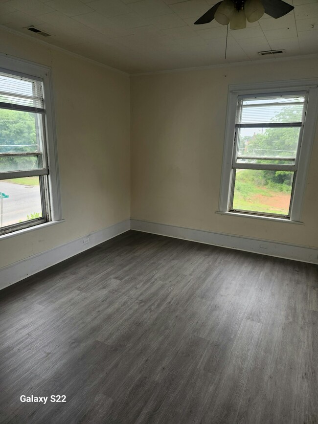 Building Photo - 302 Dahl St