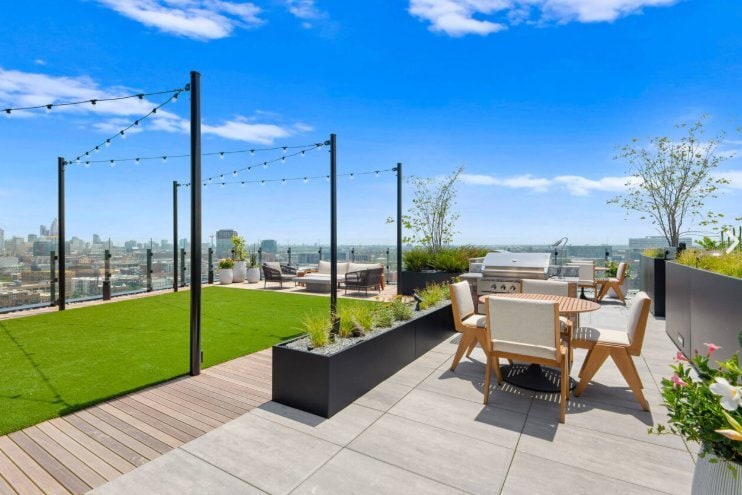 Building Photo - 1390 W Randolph St