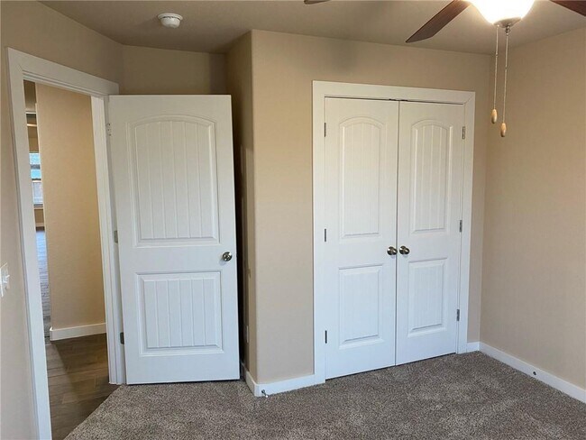 Building Photo - 422 Barbet Dr
