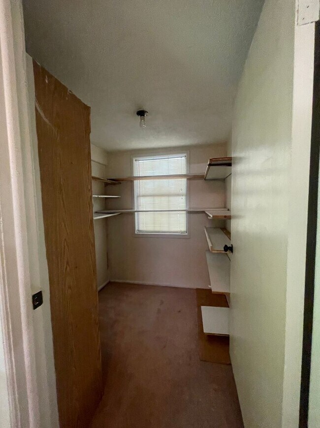 Building Photo - Walking Distance to the Parkway!