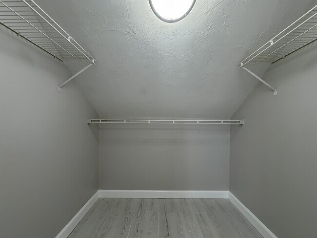 Building Photo - 934 S Lipona Rd