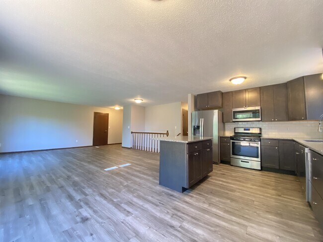 Building Photo - 624 Meadow Run Dr SW