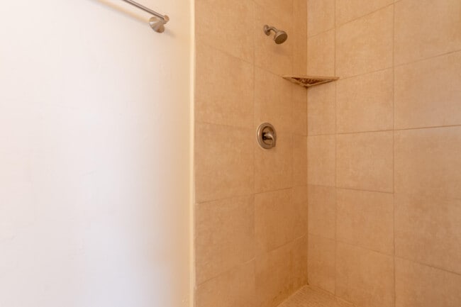 Building Photo - 170 SE Serenata Ct