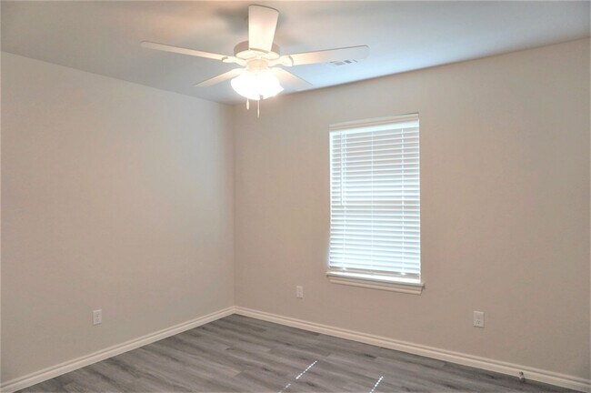 Building Photo - 3 Bed 2 Bath 2 Car Duplex in Chisholm Creek NW OKC