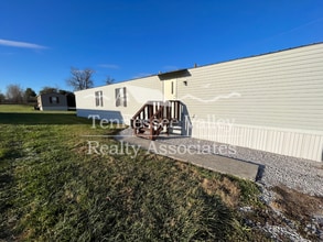 Building Photo - Well kept 3 bedroom/ 2 bathroom home just ...