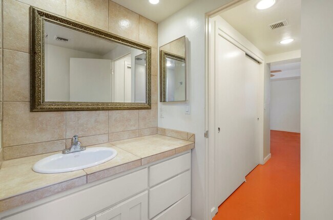 Building Photo - University Bungalow