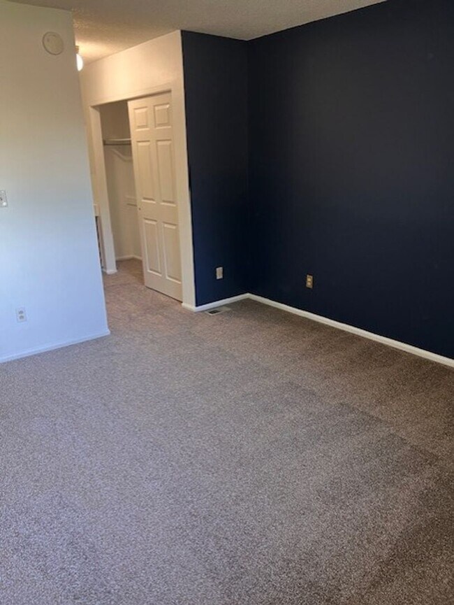 Building Photo - 1 Bedroom / 1 Bathroom Condo! Garage! Wash...