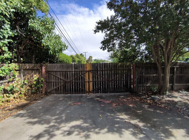 Building Photo - Darling Home on Darlene!