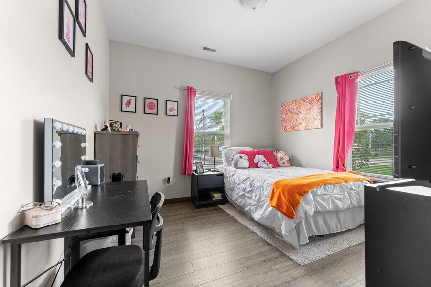 Large Bedrooms - 813 South Ave