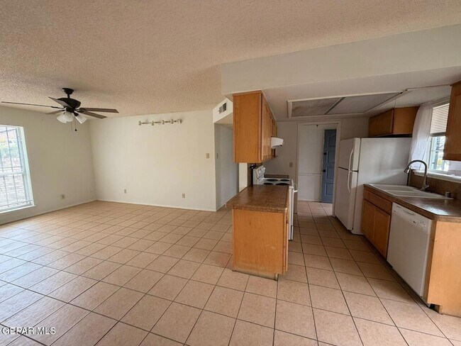 Building Photo - 6700 Escondido Dr