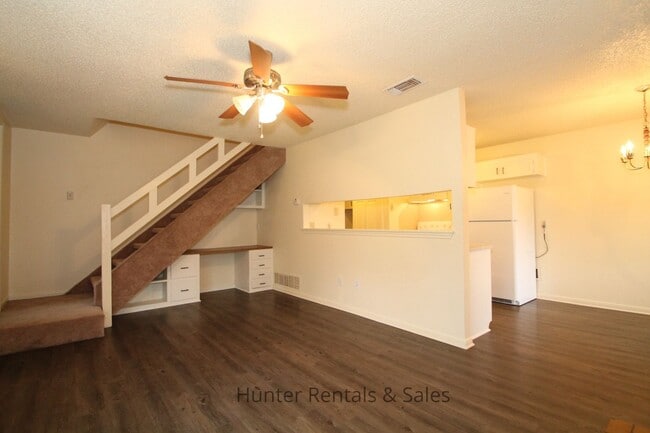 Building Photo - Two-Story Delight!