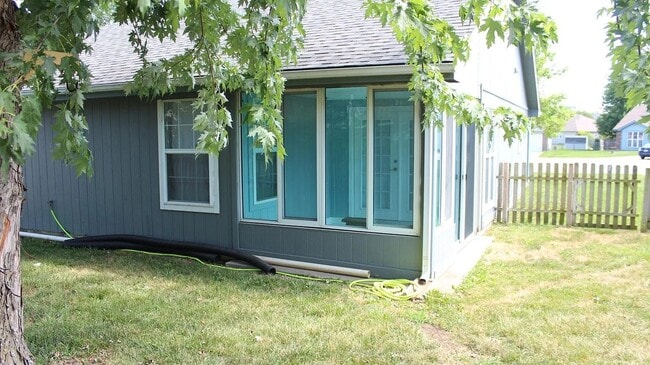 Building Photo - 1005 Weschester Ct