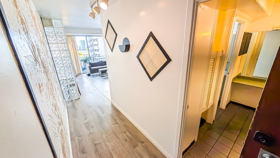 Building Photo - 1415 Victoria St