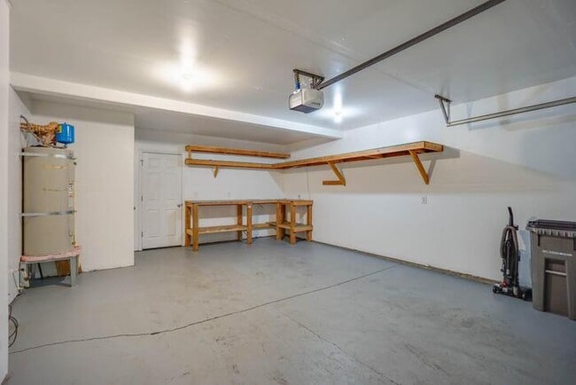 Building Photo - THREE BEDROOM TOWNHOUSE